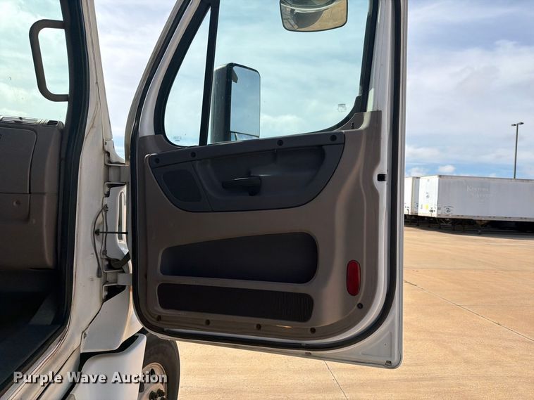 image for item EI7704 2014 Freightliner Cascadia semi truck