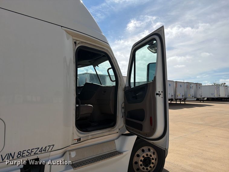 image for item EI7704 2014 Freightliner Cascadia semi truck