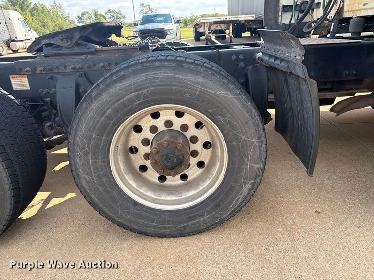image for item EI7704 2014 Freightliner Cascadia semi truck