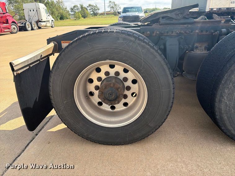 image for item EI7704 2014 Freightliner Cascadia semi truck