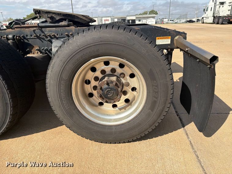 image for item EI7704 2014 Freightliner Cascadia semi truck