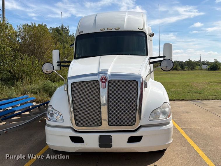 image for item EI7705 2015 Kenworth T680 semi truck