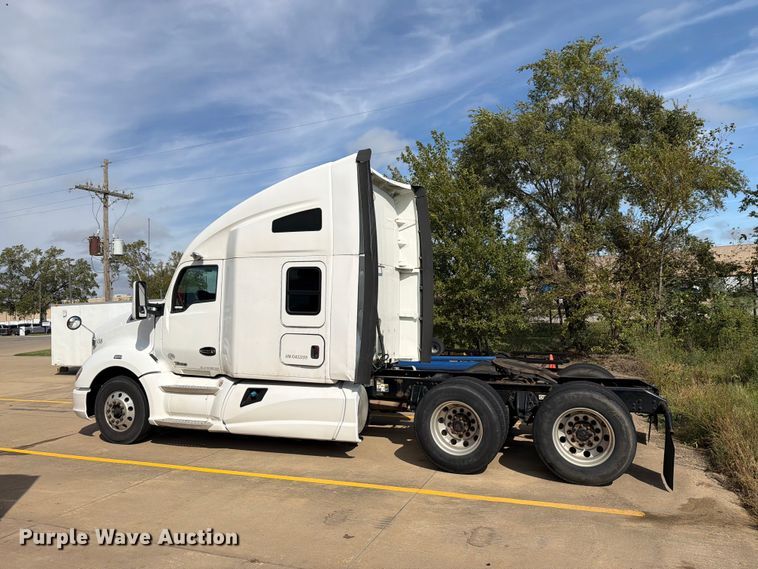 image for item EI7705 2015 Kenworth T680 semi truck