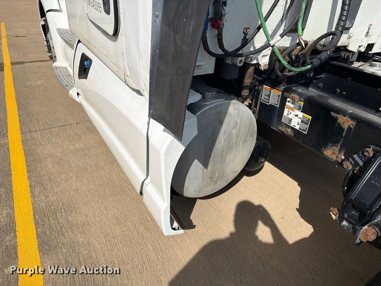 image for item EI7705 2015 Kenworth T680 semi truck