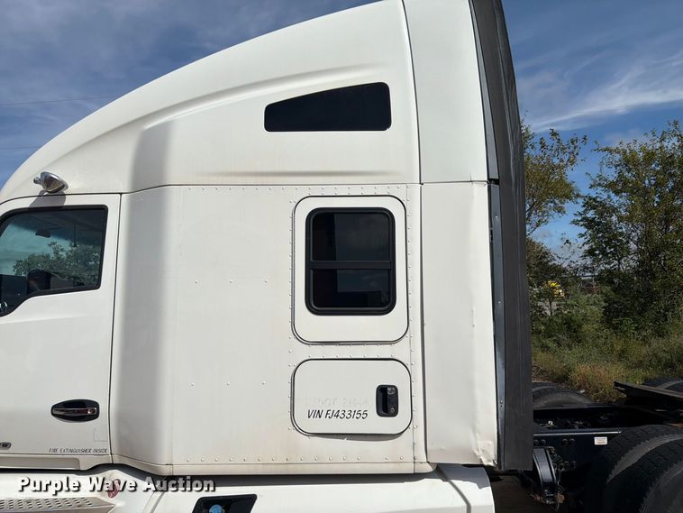 image for item EI7705 2015 Kenworth T680 semi truck
