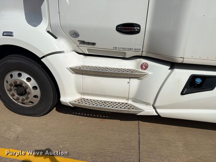 image for item EI7705 2015 Kenworth T680 semi truck