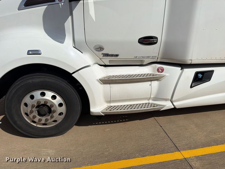 image for item EI7705 2015 Kenworth T680 semi truck