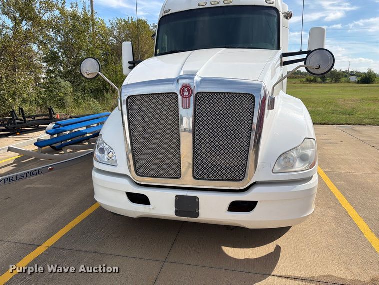 image for item EI7705 2015 Kenworth T680 semi truck