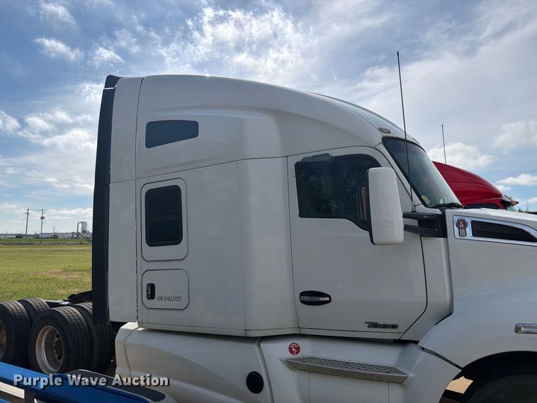 image for item EI7705 2015 Kenworth T680 semi truck
