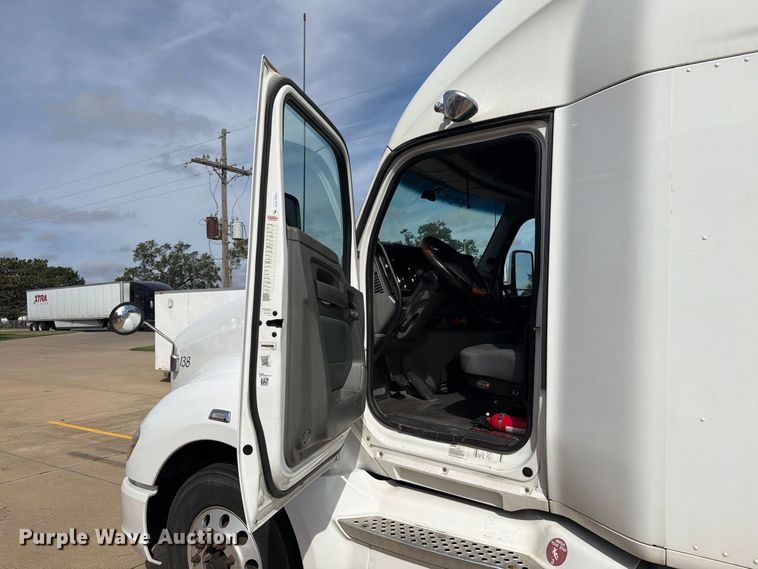 image for item EI7705 2015 Kenworth T680 semi truck
