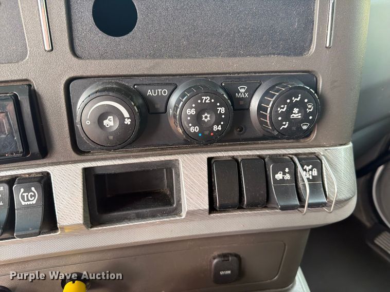 image for item EI7705 2015 Kenworth T680 semi truck