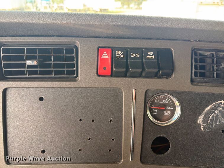 image for item EI7705 2015 Kenworth T680 semi truck