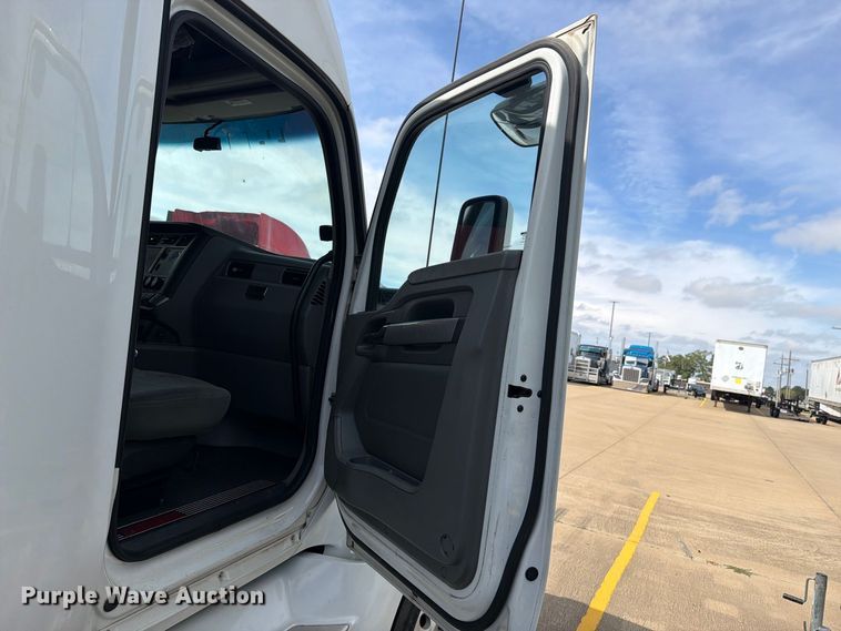 image for item EI7705 2015 Kenworth T680 semi truck