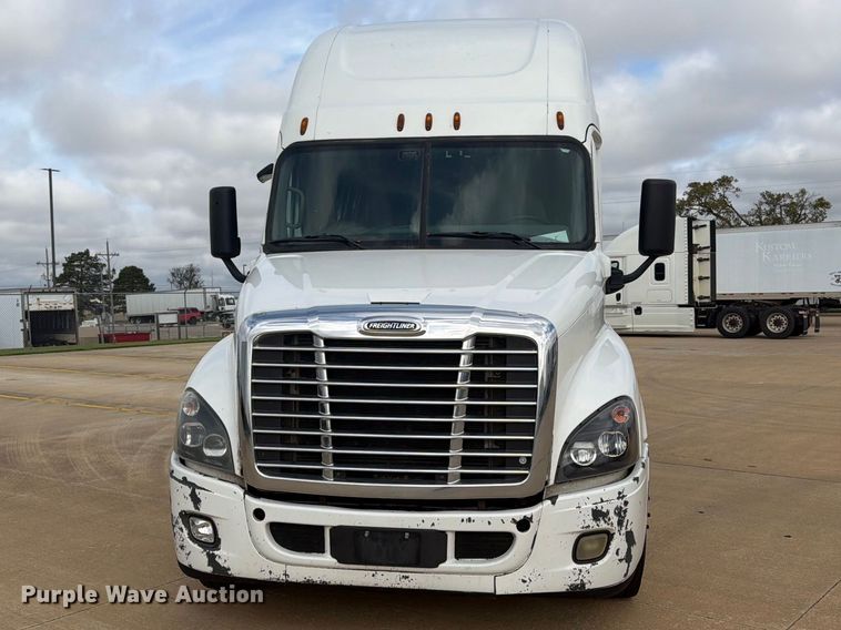 image for item EI7706 2016 Freightliner Cascadia semi truck