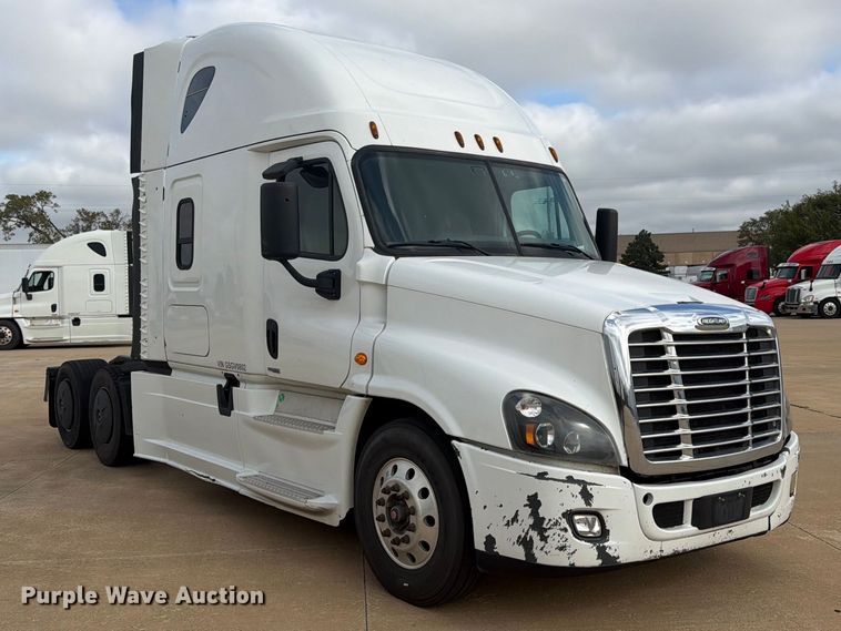 image for item EI7706 2016 Freightliner Cascadia semi truck