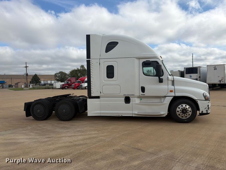 image for item EI7706 2016 Freightliner Cascadia semi truck