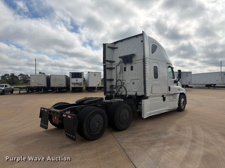 image for item EI7706 2016 Freightliner Cascadia semi truck