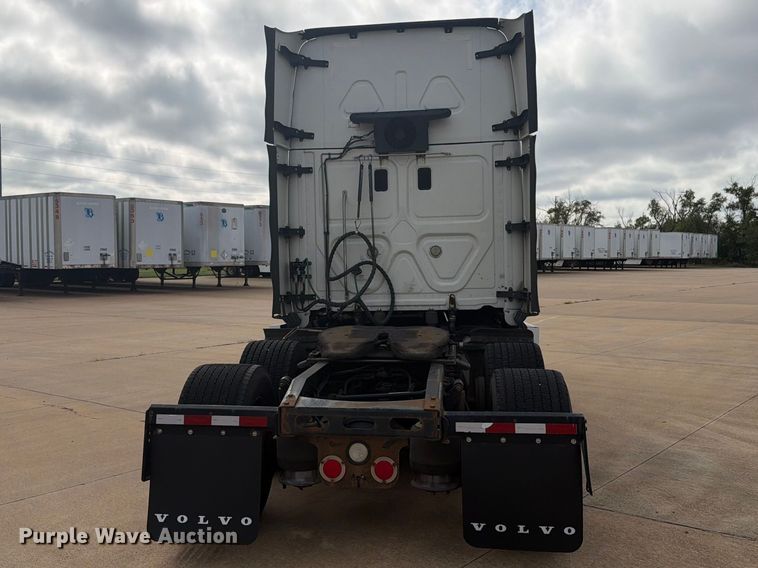 image for item EI7706 2016 Freightliner Cascadia semi truck
