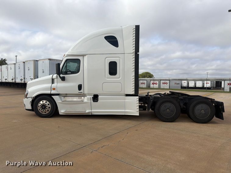 image for item EI7706 2016 Freightliner Cascadia semi truck
