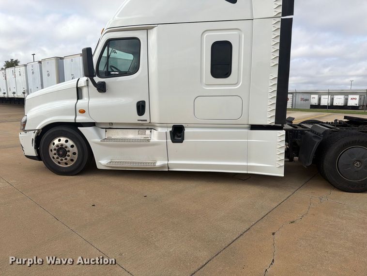 image for item EI7706 2016 Freightliner Cascadia semi truck