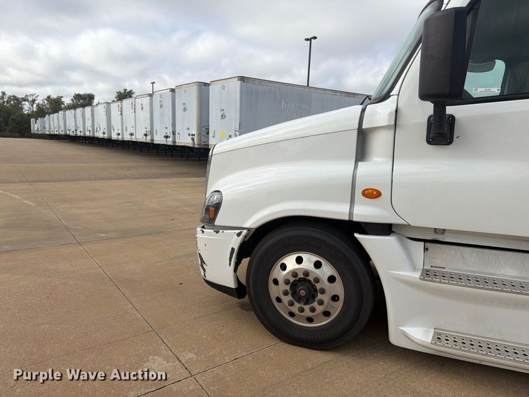 image for item EI7706 2016 Freightliner Cascadia semi truck