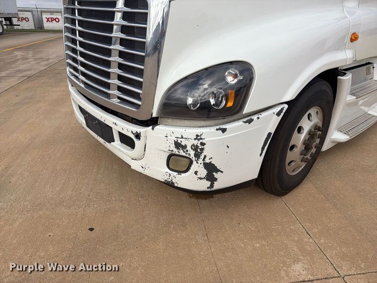 image for item EI7706 2016 Freightliner Cascadia semi truck