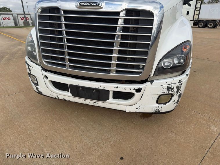 image for item EI7706 2016 Freightliner Cascadia semi truck