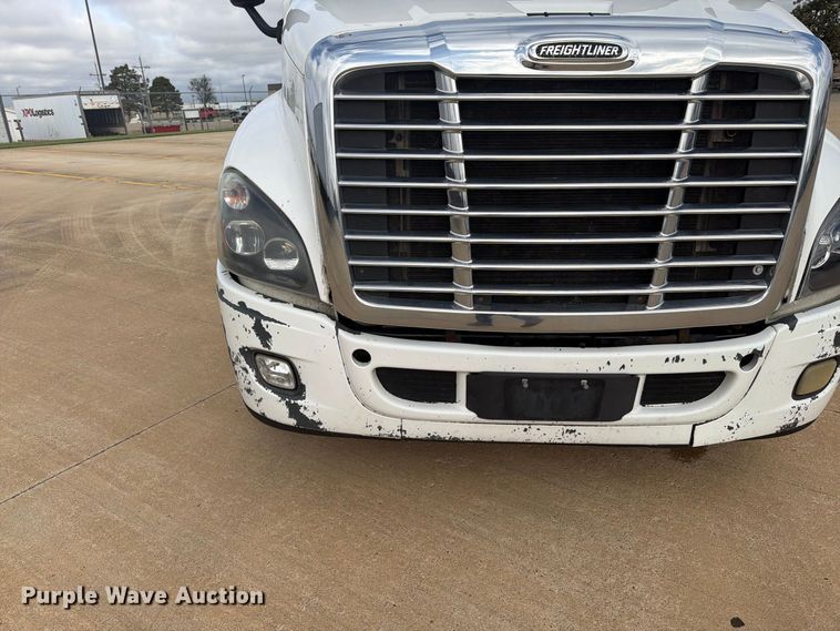 image for item EI7706 2016 Freightliner Cascadia semi truck