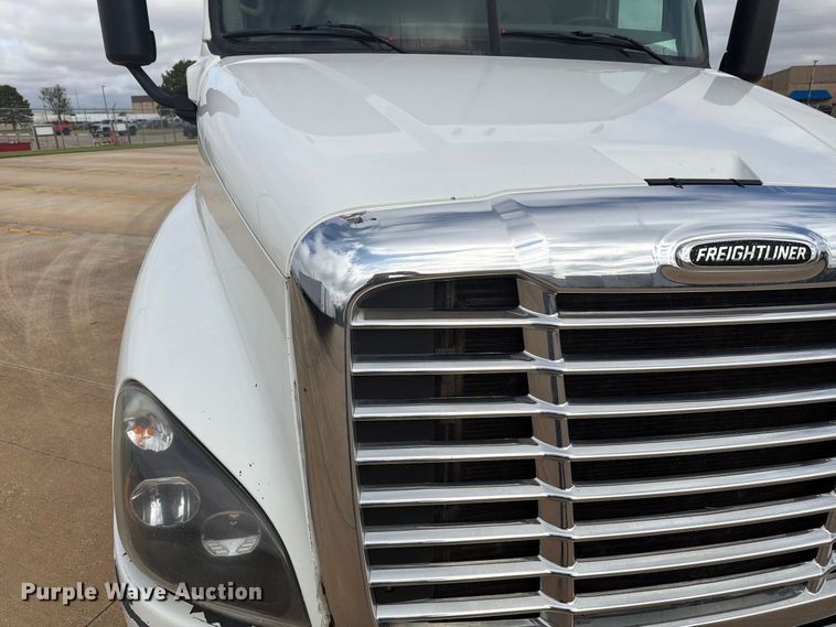 image for item EI7706 2016 Freightliner Cascadia semi truck