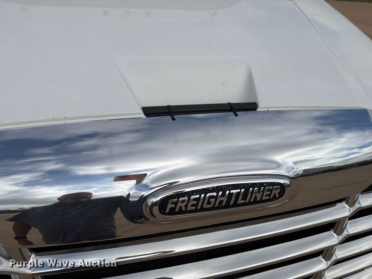 image for item EI7706 2016 Freightliner Cascadia semi truck
