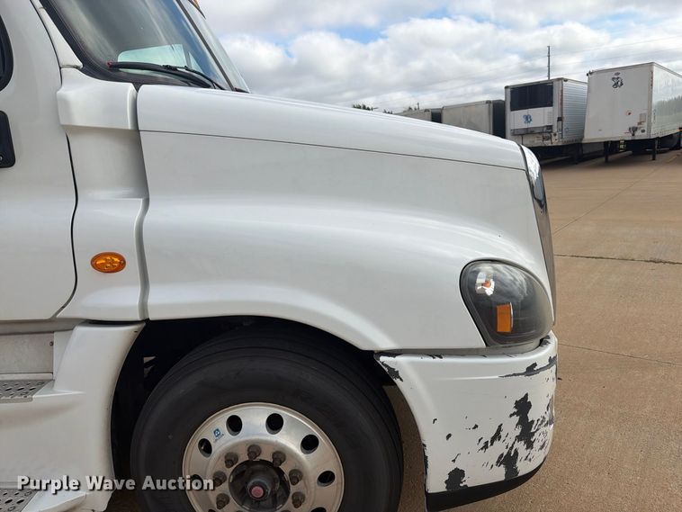 image for item EI7706 2016 Freightliner Cascadia semi truck