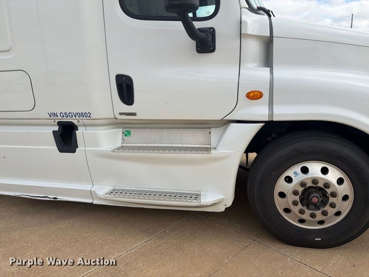 image for item EI7706 2016 Freightliner Cascadia semi truck
