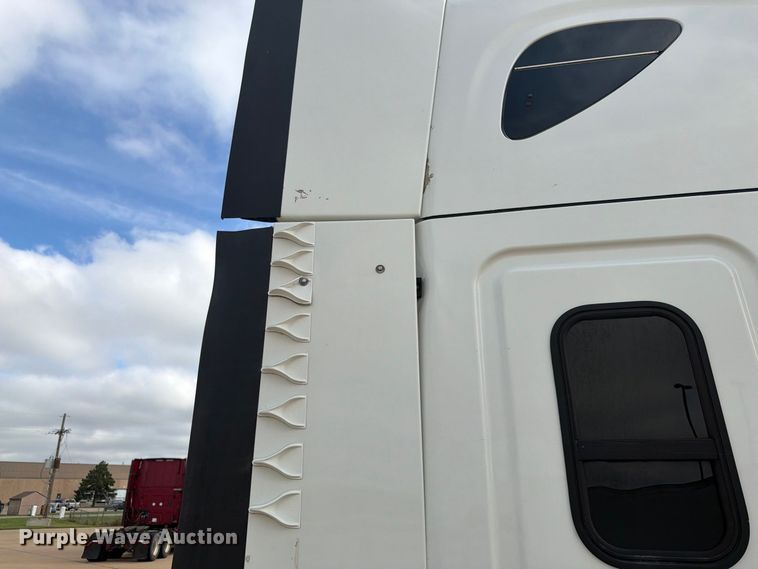 image for item EI7706 2016 Freightliner Cascadia semi truck