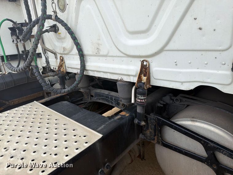 image for item EI7706 2016 Freightliner Cascadia semi truck