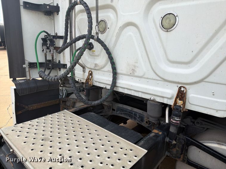 image for item EI7706 2016 Freightliner Cascadia semi truck