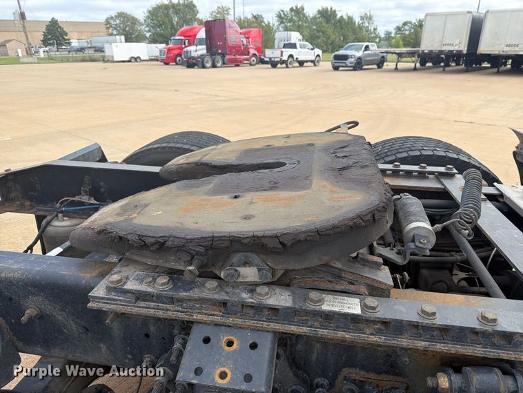 image for item EI7706 2016 Freightliner Cascadia semi truck