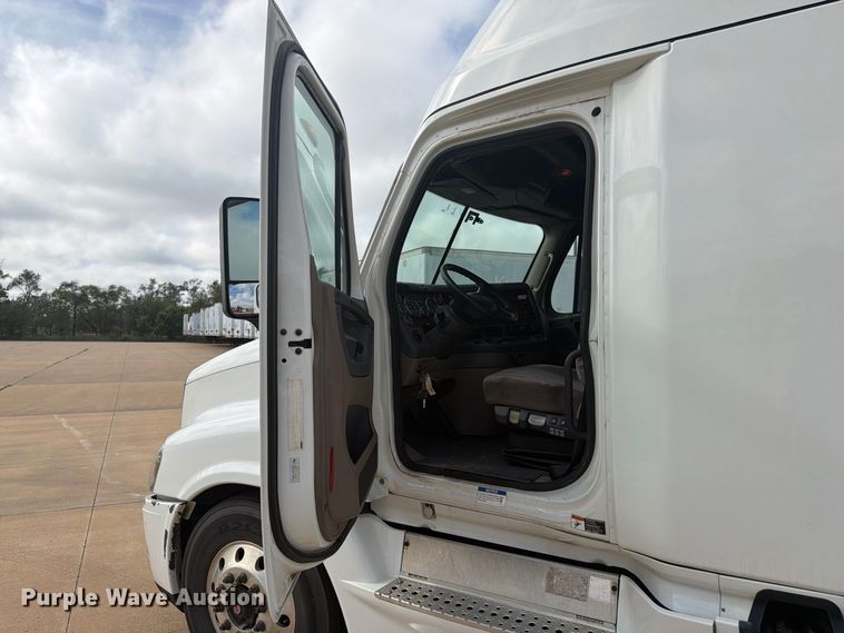 image for item EI7706 2016 Freightliner Cascadia semi truck