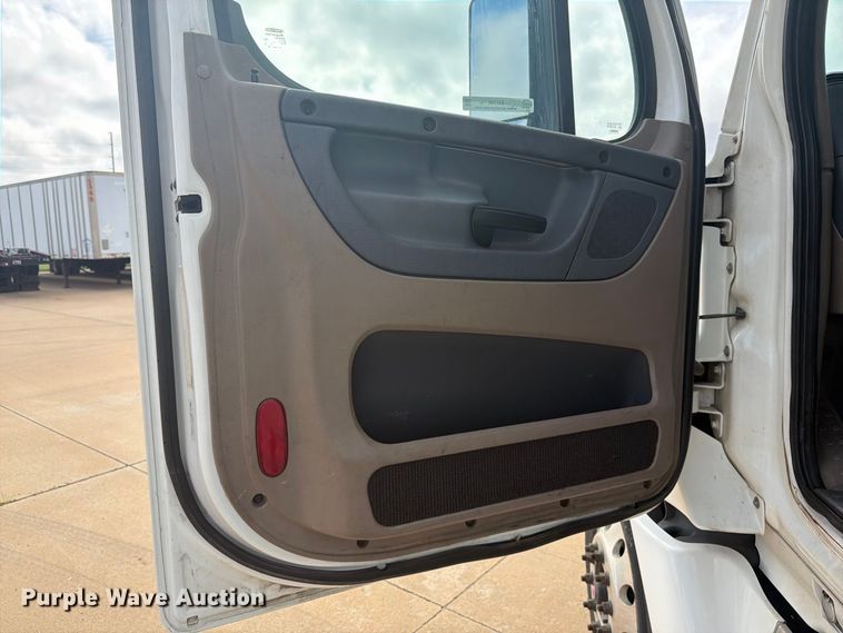 image for item EI7706 2016 Freightliner Cascadia semi truck