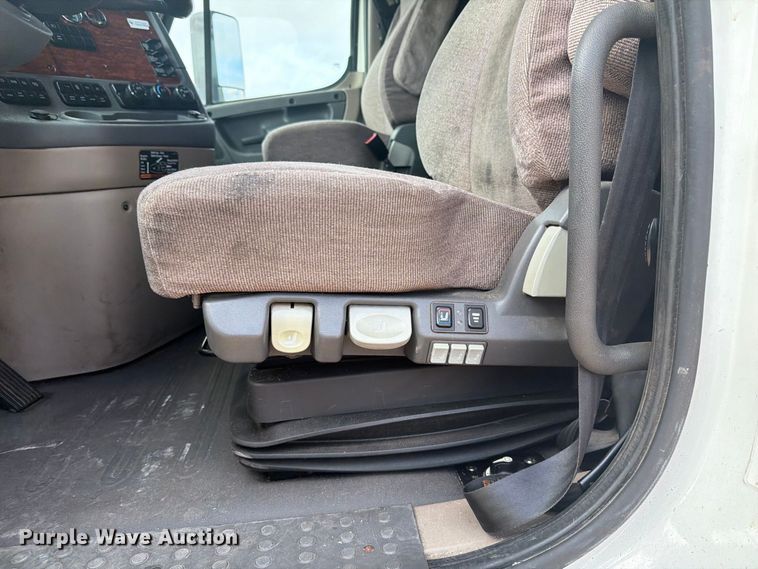 image for item EI7706 2016 Freightliner Cascadia semi truck