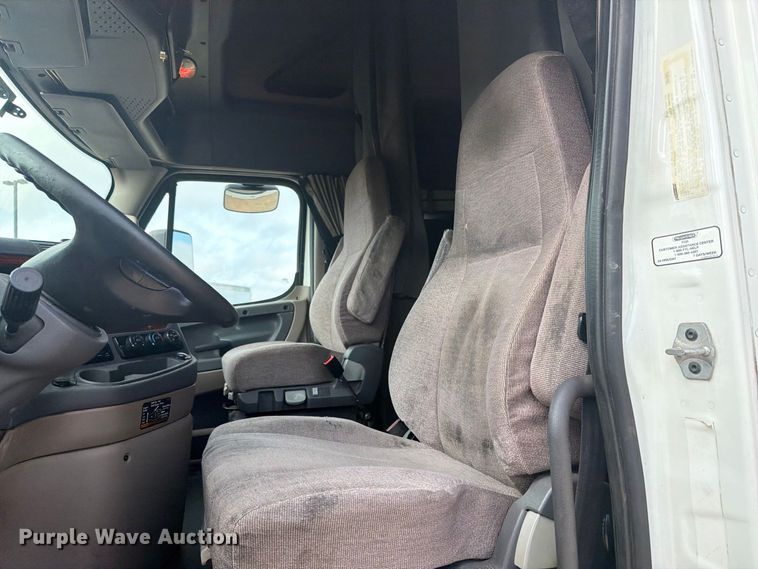 image for item EI7706 2016 Freightliner Cascadia semi truck