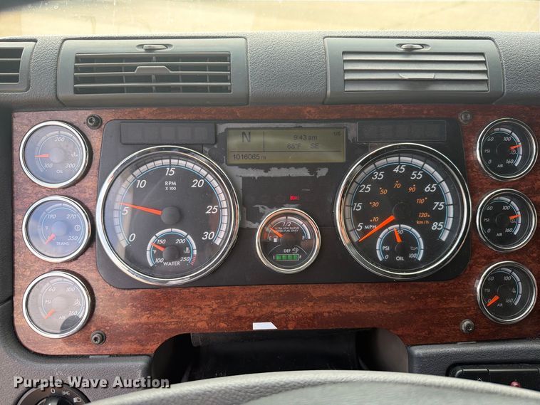 image for item EI7706 2016 Freightliner Cascadia semi truck