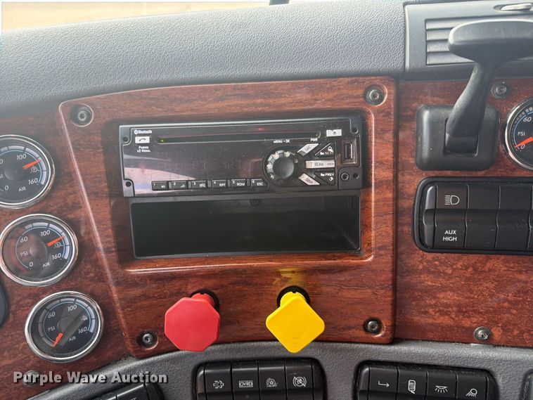 image for item EI7706 2016 Freightliner Cascadia semi truck