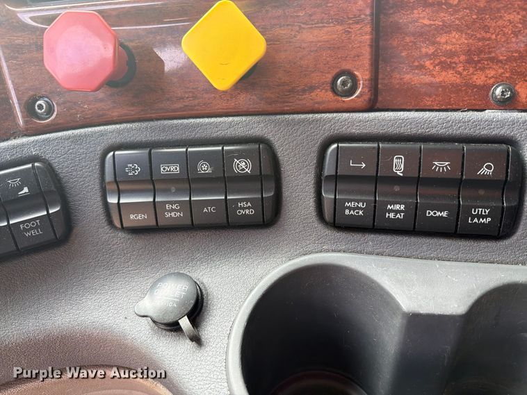 image for item EI7706 2016 Freightliner Cascadia semi truck
