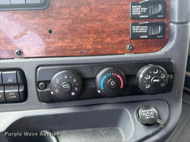 image for item EI7706 2016 Freightliner Cascadia semi truck