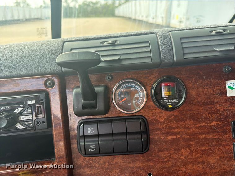 image for item EI7706 2016 Freightliner Cascadia semi truck