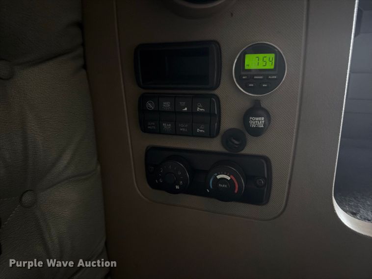 image for item EI7706 2016 Freightliner Cascadia semi truck