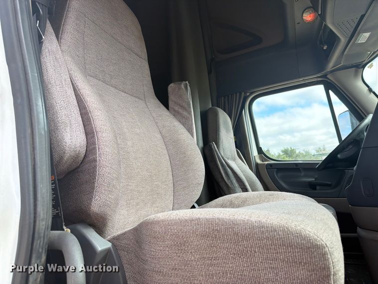 image for item EI7706 2016 Freightliner Cascadia semi truck
