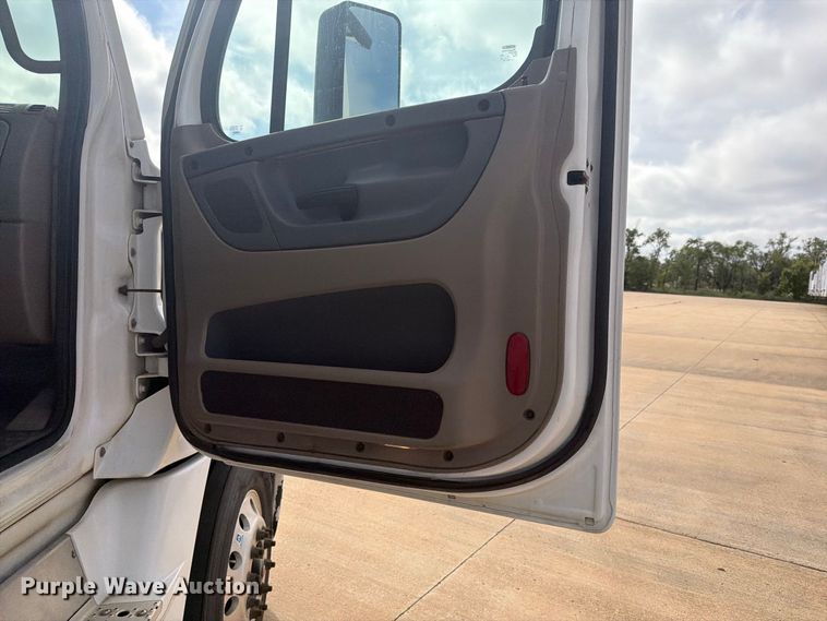 image for item EI7706 2016 Freightliner Cascadia semi truck