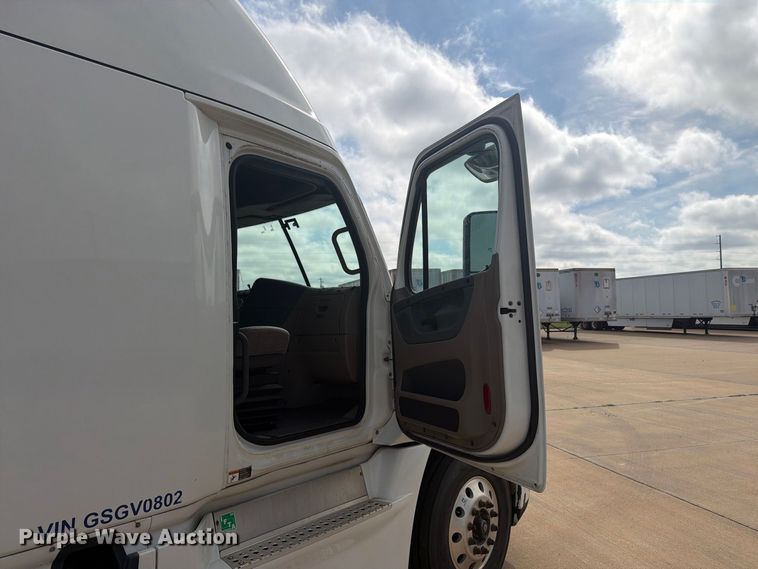 image for item EI7706 2016 Freightliner Cascadia semi truck