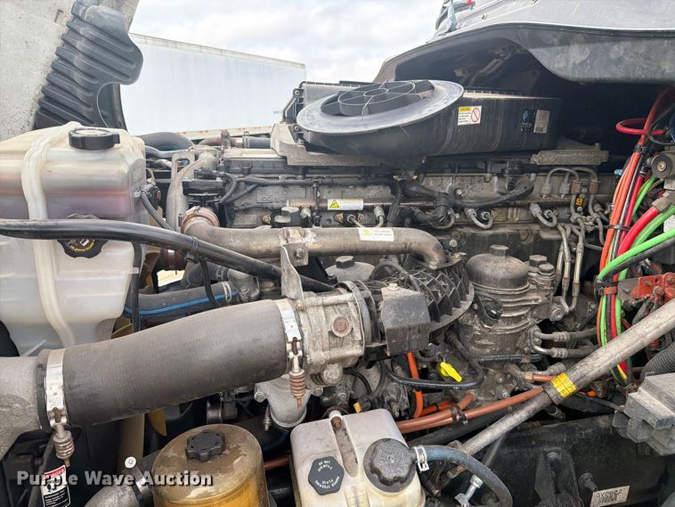 image for item EI7706 2016 Freightliner Cascadia semi truck